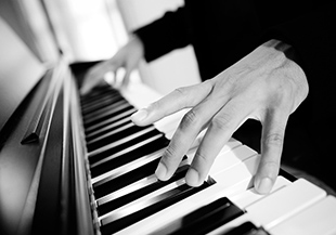 为什么好的钢琴老师叫你弹钢琴时一定要唱谱？